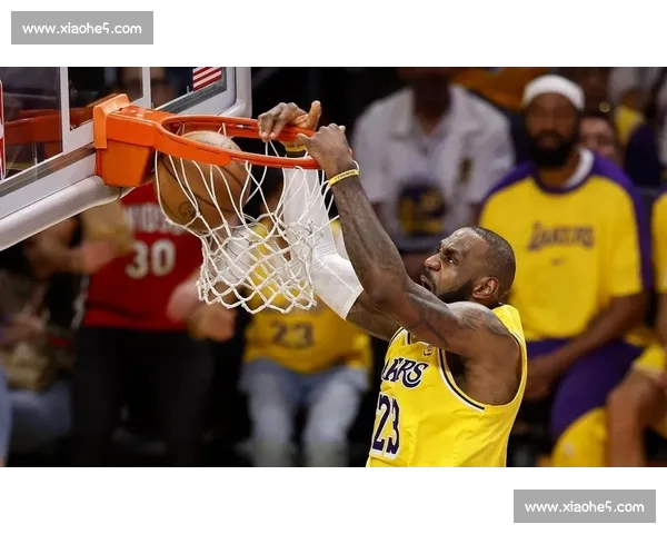 湖人詹姆斯关键时刻绝杀对手掀起新赛季热潮